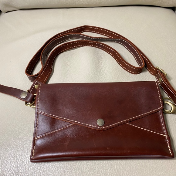Portland Leather Goods Convertible Envelope Crossbody Bag - Picture 9 of 12